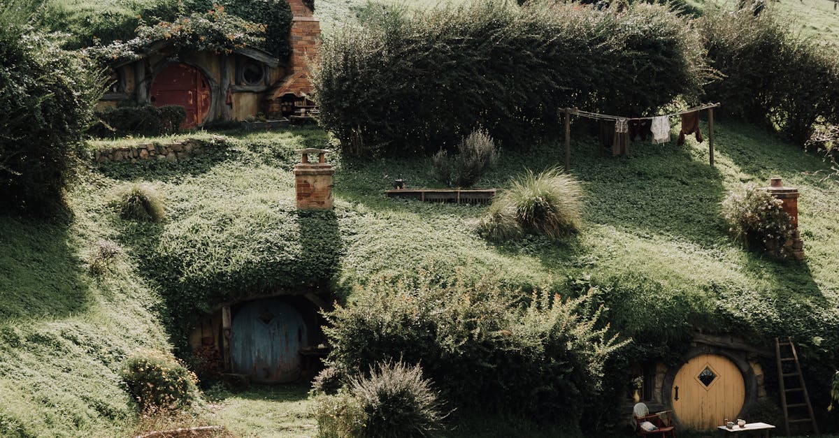 Maisons de hobbits dans la colline, Hobbiton, Nouvelle-Zélande