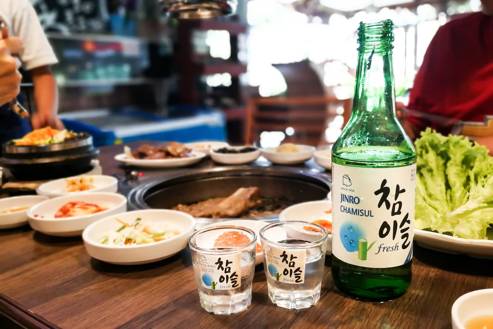 Repas traditionnel coréen avec soju