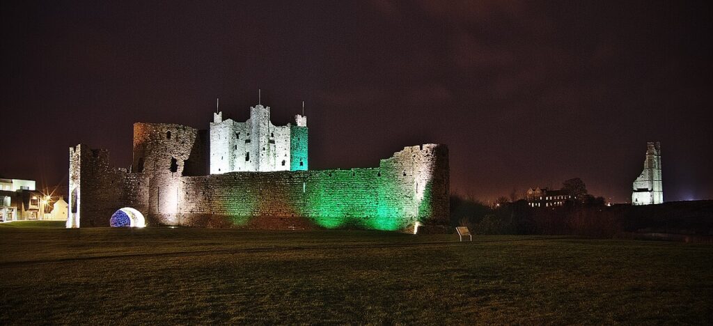 trim castle at night