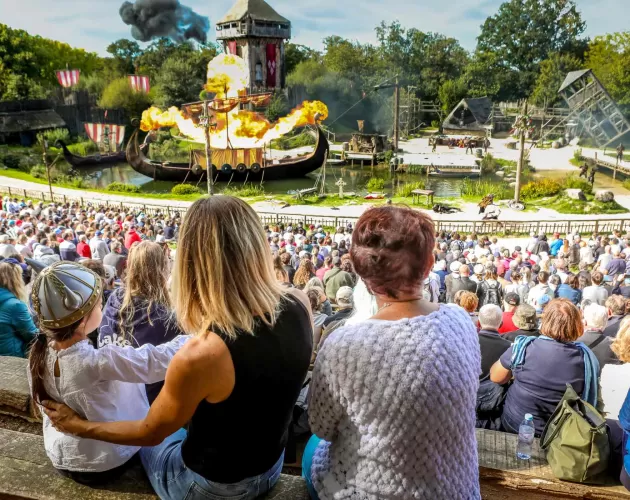 Famille devant le spectacle Les Vikings, Puy du Fou