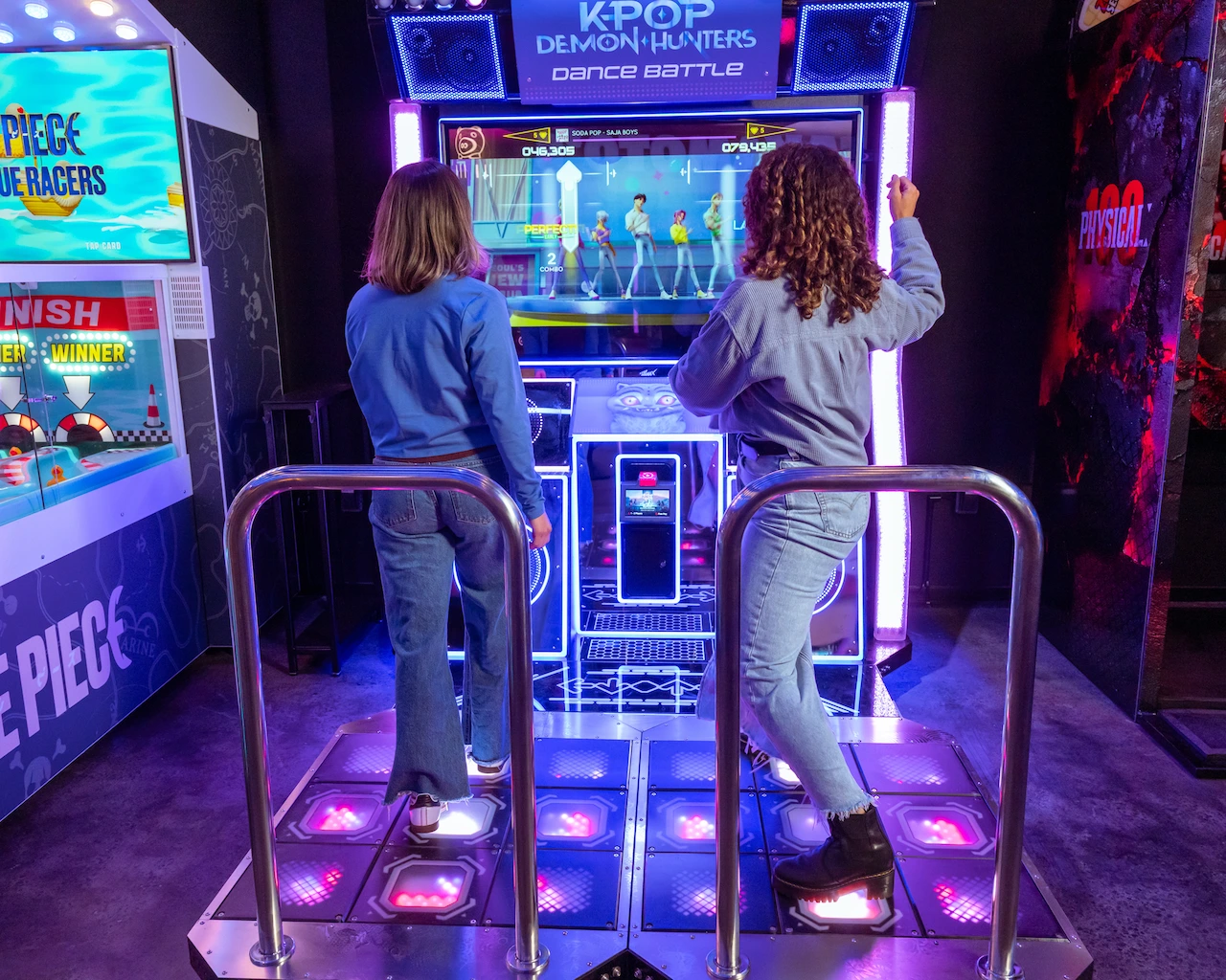 Netflix House Visiteurs devant des bornes d’arcade à Netflix House