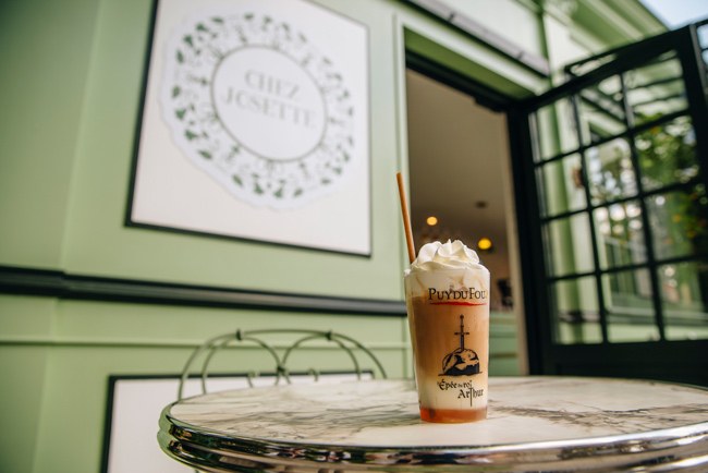 Le café Belle-Époque Chez Josette au Puy du Fou