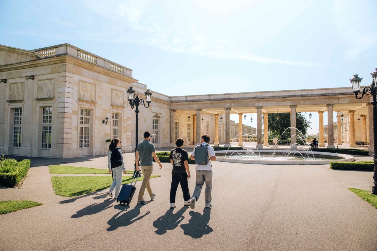 Groupe d’amis arrivant à l’hôtel Le Grand Siècle du Puy du Fou
